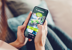 Smartphone zeigt Website eines Lieferdienstes für Essen