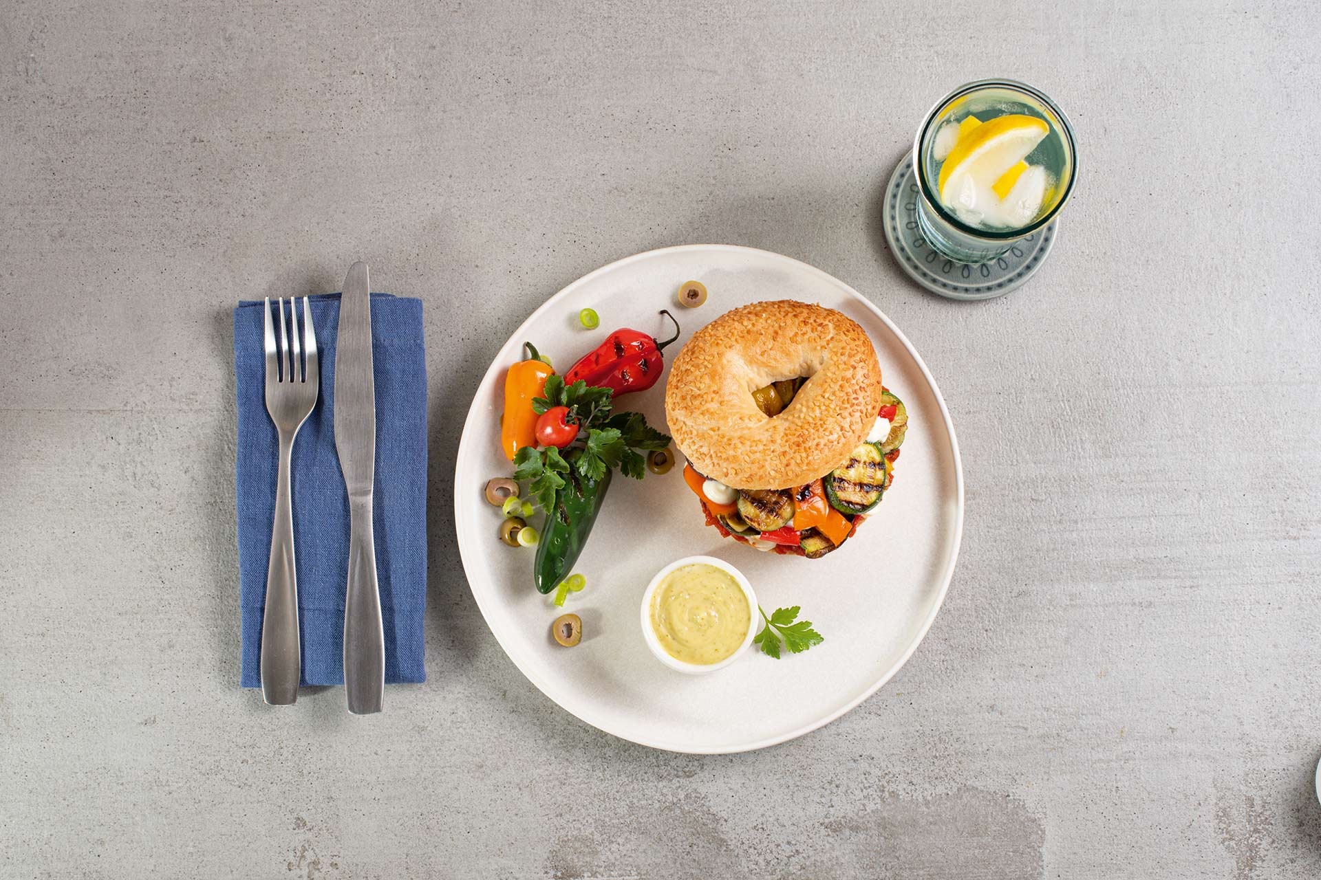 Bagels mit grilliertem Gemüse, THOMY Olivenöl und Pesto-Veggynaise