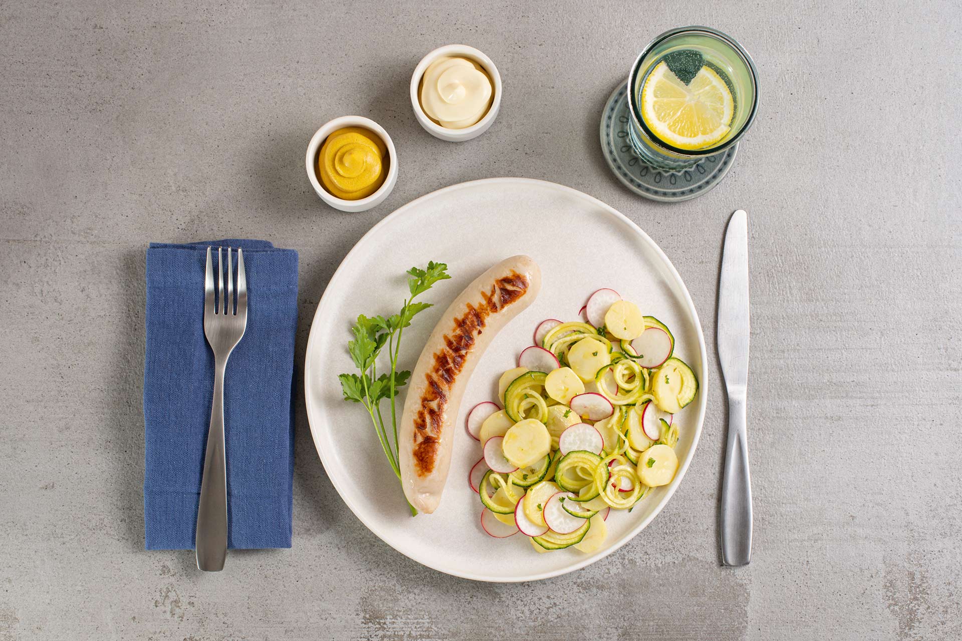 Gegrillte Bratwürste mit Kartoffelsalat
