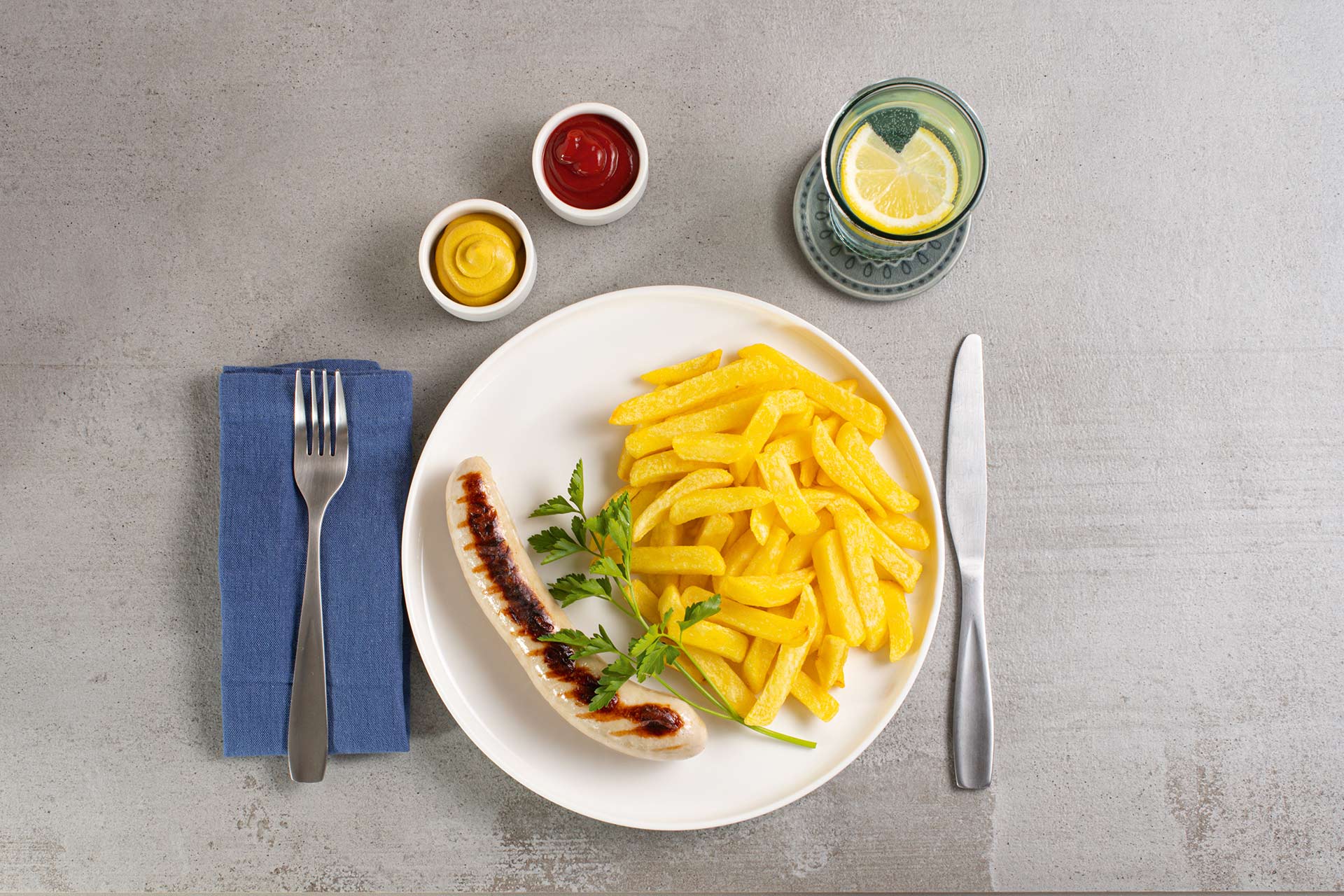 Gegrillte Bratwürste mit Pommes Frites