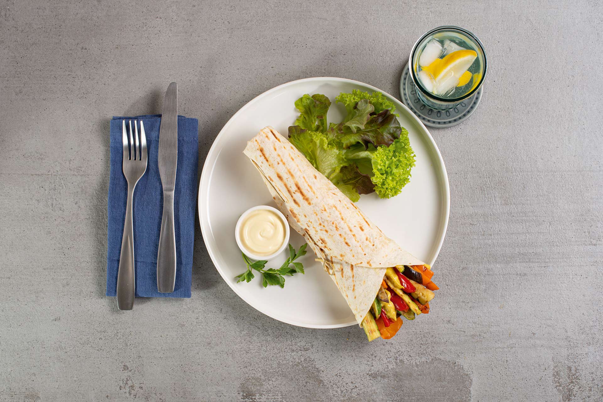 Veggie Wrap mit Gemüse und schwarzem Knoblauch