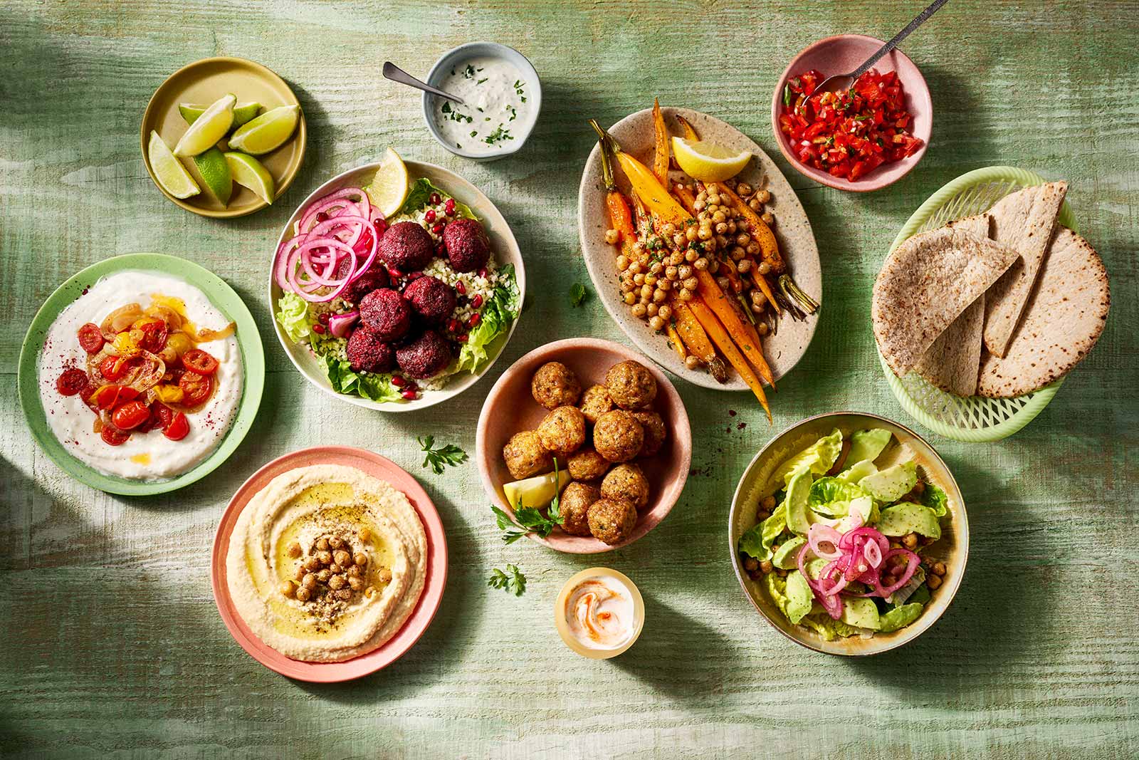 GARDEN GOURMET® Frikadelle und Falafel Gerichte Tisch