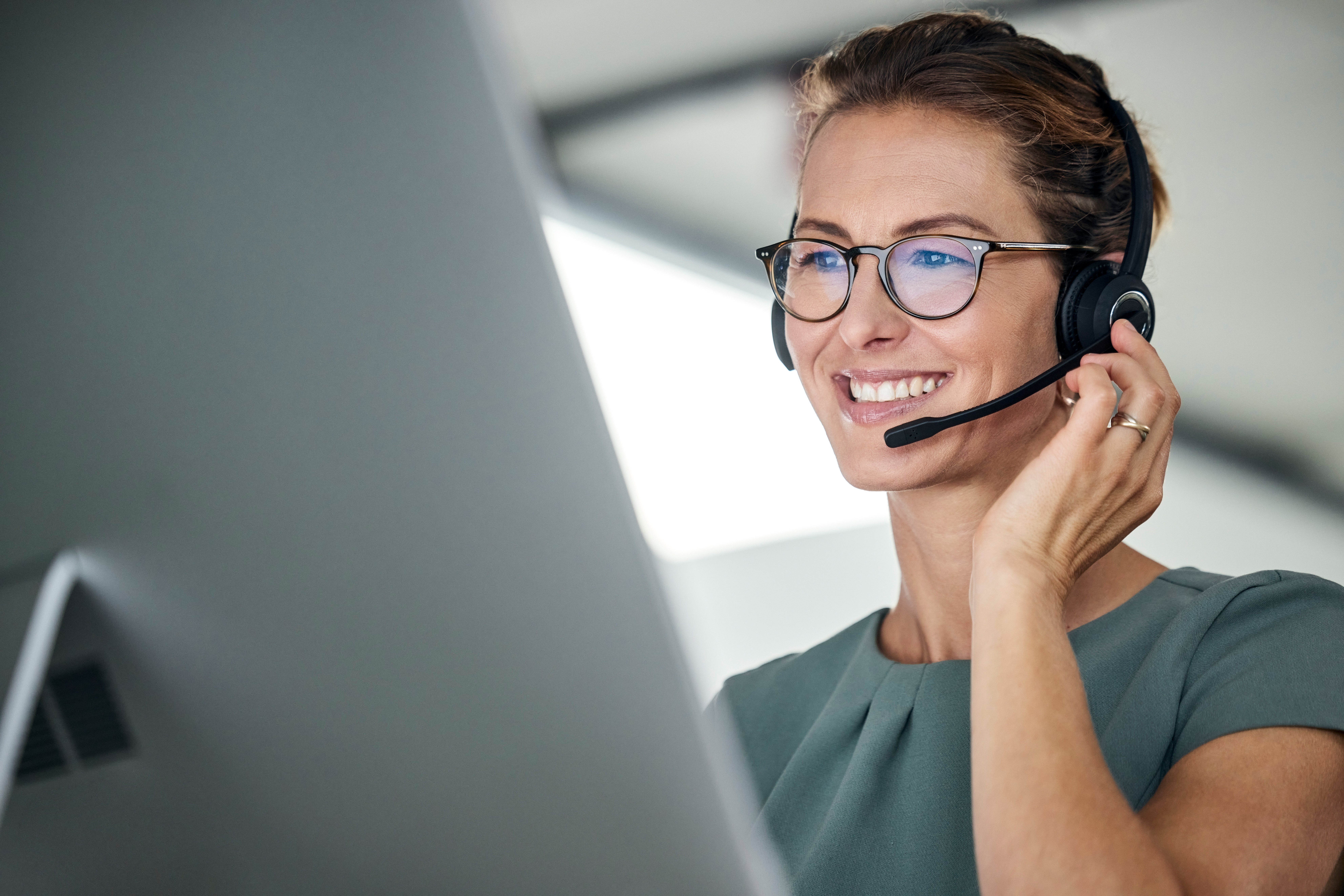 Startseite Kontakt Frau Callcenter