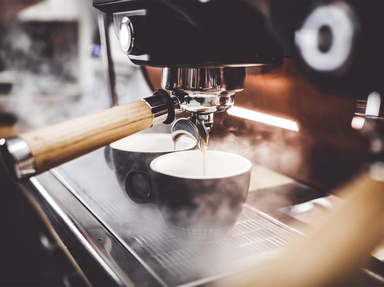 Kaffeemaschine bereitet Kafee zu