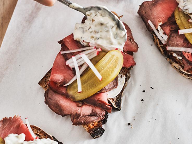 Brot mit Roastbeef, Gurke, Radieschen und THOMY