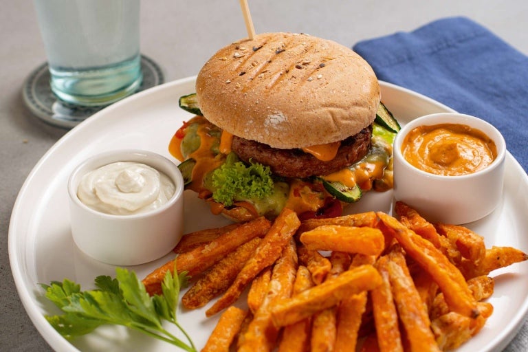 GARDEN GOURMET® Sensational™ Burger mit THOMY Burger Sauce