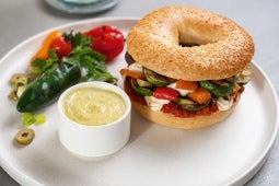 Bagels mit grilliertem Gemüse, THOMY Olivenöl und Pesto-Veggynaise