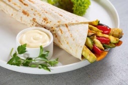 Veggie Wrap mit Gemüse und schwarzem Knoblauch