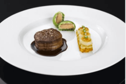 FILET DE BŒUF DE GALICE, RÉDUCTION D'UNE SANGRIA RELEVÉE AU GENIÈVRE, TATIN D'OIGNON ET CROUSTILLANT DE POMME DE TERRE, CHOU FARCI AU FOIE GRAS