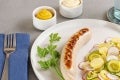 Gegrillte Bratwürste mit Kartoffelsalat