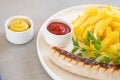 Gegrillte Bratwürste mit Pommes Frites