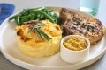 Gegrillte Schweinekoteletts, grüne Bohnen und Kartoffelgratin